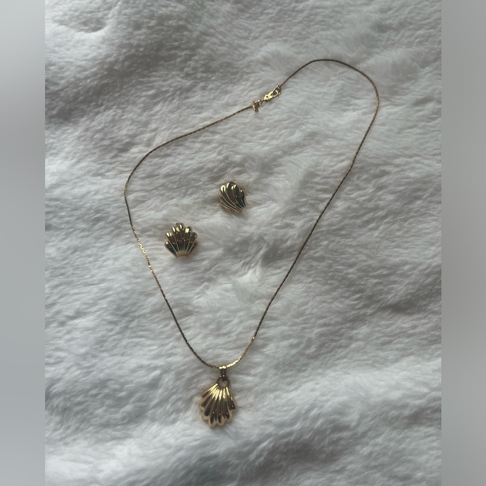 Vintage Monet Clam Gold plate Set necklace and Earrings Clip Ons - Picture 2 of 6